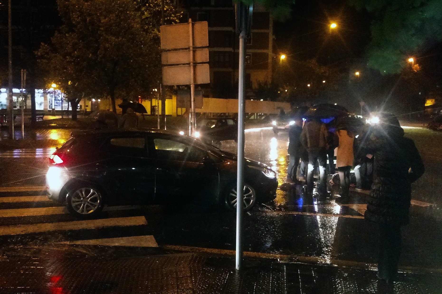 Auto batek oinezko bat harrapatu du Durangoko Olleria kalean
