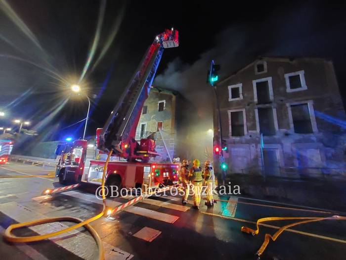 Sute batek txabola bat kiskali du Zornotzako Astepe auzoan eta ondoko etxebizitza bat ere kaltetu du