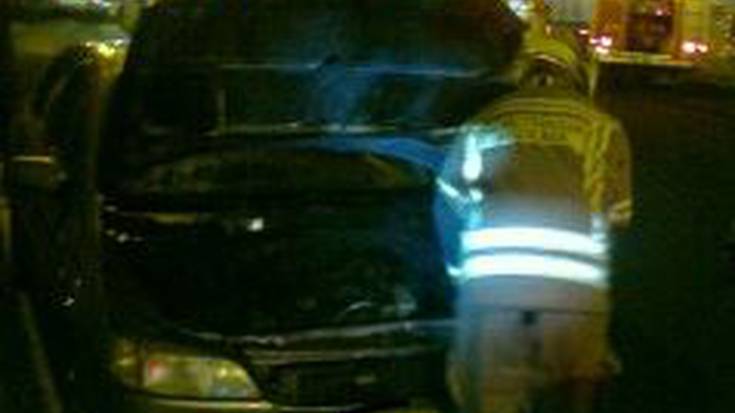 Auto bateko motorrean sortutako sua itzali dute Iurretako autopistako peajean