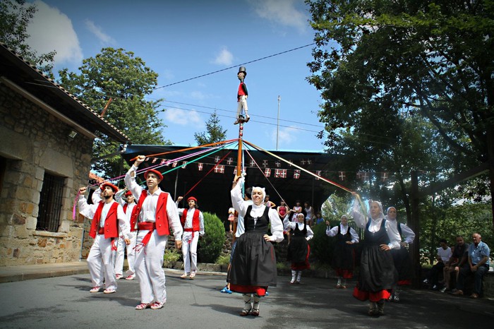 Arin-arin dantza taldearen 50. urtemuga ospatuko dute asteburuan, Berna auzoan