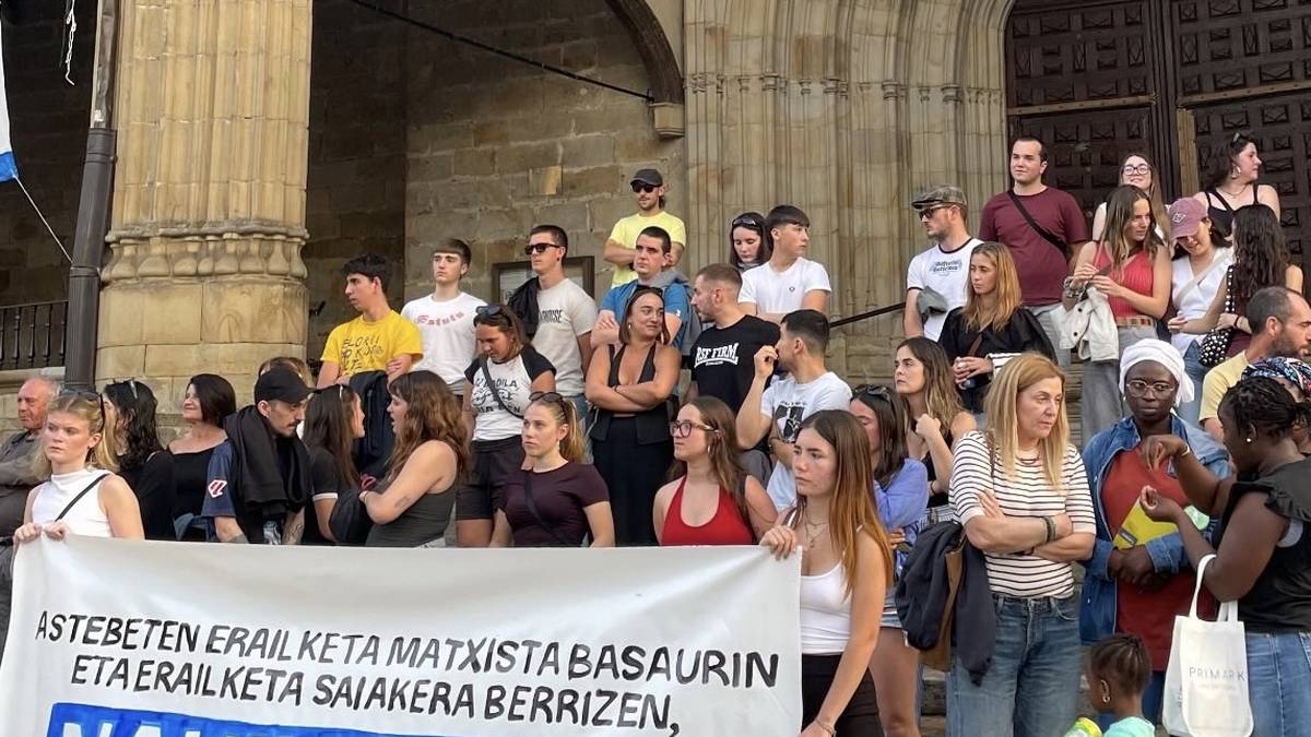 Arguedasko hilketa matxista salatzeko kontzentrazioak Zaldibarren eta Elorrion