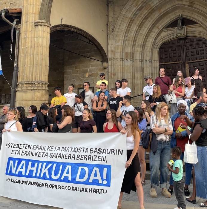 Arguedasko hilketa matxista salatzeko kontzentrazioak Zaldibarren eta Elorrion