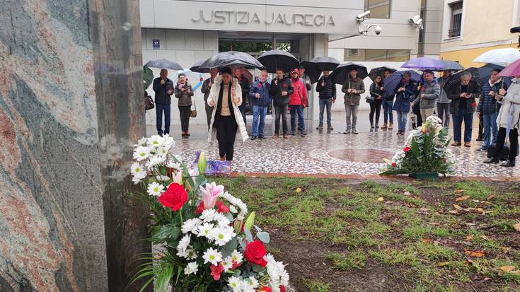 [ARGAZKI GALERIA] Biktima guztiak omendu dituzte Ezkurdin egindako ekitaldi instituzionalean