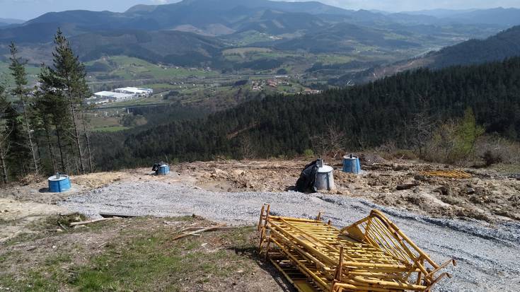 Dena geldirik dagoela aprobetxatuta goi-tentsioko linearen lanak "isilean" eta "ezkutuan" egiten ari direla salatu Zornotzako EH Bilduk