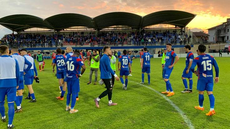 [BIDEOA] Amorebieta futbol taldeak ezin izan du mailaz igo zaleen aurrean