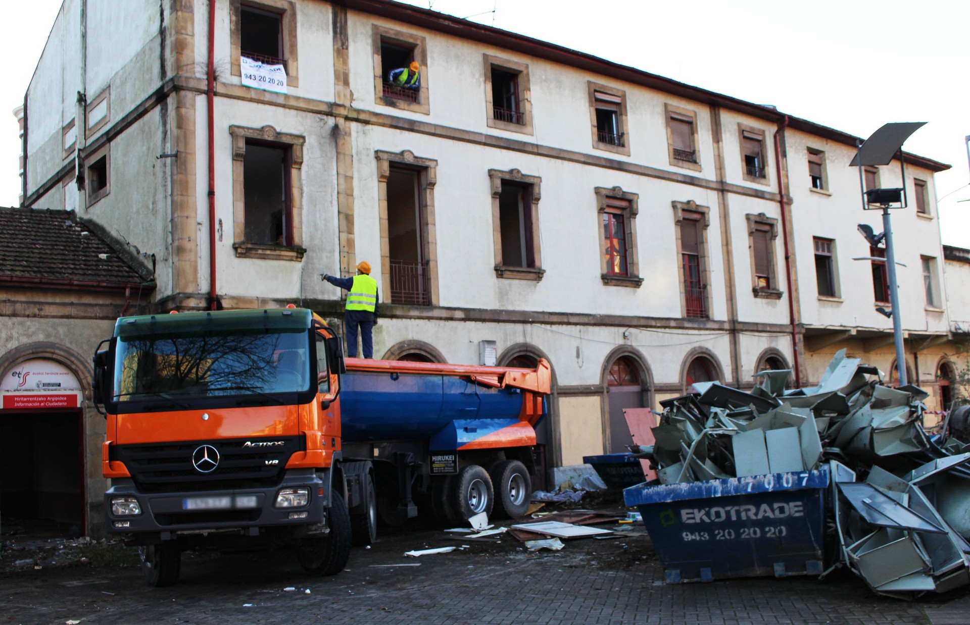 Durangoko tren estazio zaharra botatzen hasi dira beharginak