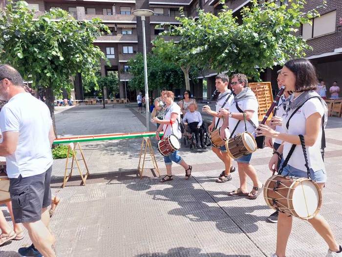 [ARGAZKI GALERIA]: Eguraldi onagaz Muruetatorre auzoko jaiak ospatzen dabiltza