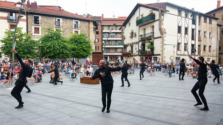 Tio Teronen Semeak taldearen 'Festamentua' ikuskizunagaz ekimenez betetako aste kulturala hasiko dute Mañarian