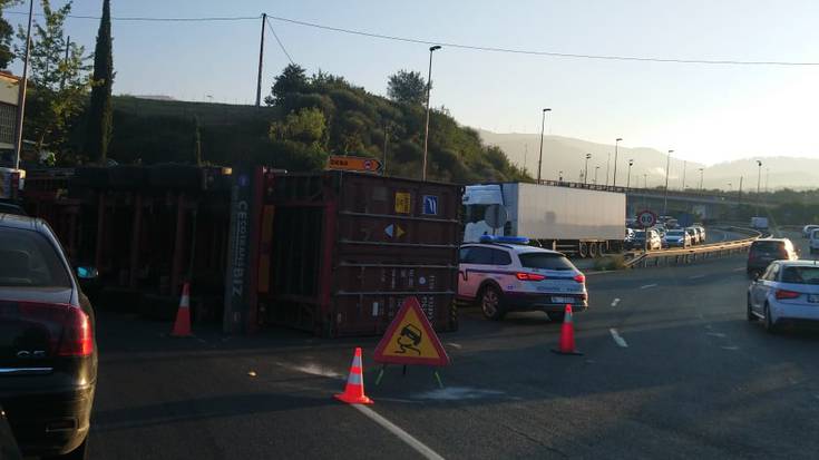 Kamioi bat irauli da Abadiñon,  Matienatik Berrizerako biribilgunean, eta auto ilarak daude