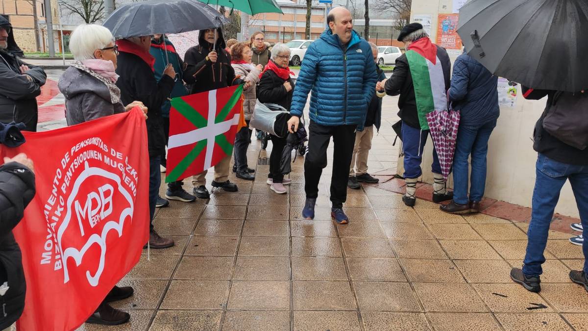 Pentsiodunen mugimenduak ikatza banatu dio Osakidetzako zuzendaritzari