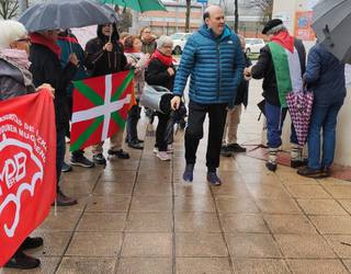 Pentsiodunen mugimenduak ikatza banatu dio Osakidetzako zuzendaritzari