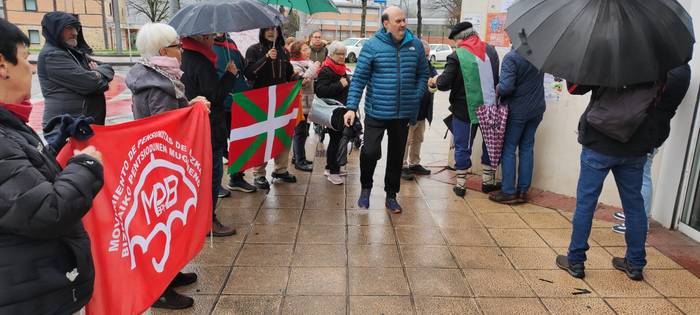 Pentsiodunen mugimenduak ikatza banatu dio Osakidetzako zuzendaritzari