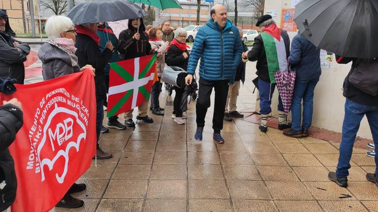 Pentsiodunen mugimenduak ikatza banatu dio Osakidetzako zuzendaritzari