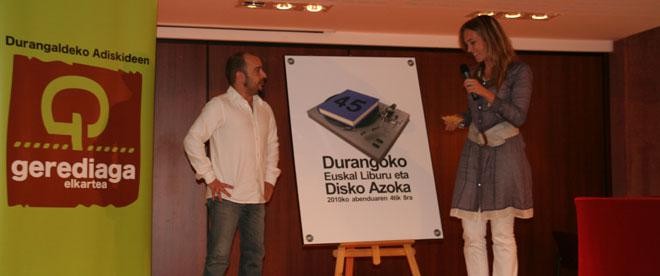 Bartzelonako diseinatzaile grafiko baten kartela, 45. Liburu eta Disko Azoka iragartzeko