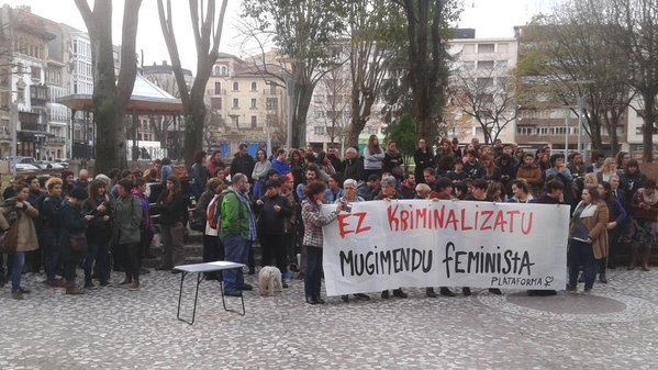 Jende ugari batu da epaitegien aurrean, Paul Abasolo deklaratzera deituta egon den unean