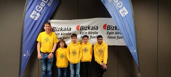 Elorrioko Zaldi Baltza xake eskolako kimuak Bizkaiko txapeldun geratu dira taldeka