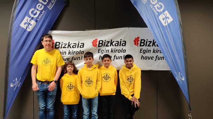 Elorrioko Zaldi Baltza xake eskolako kimuak Bizkaiko txapeldun geratu dira taldeka