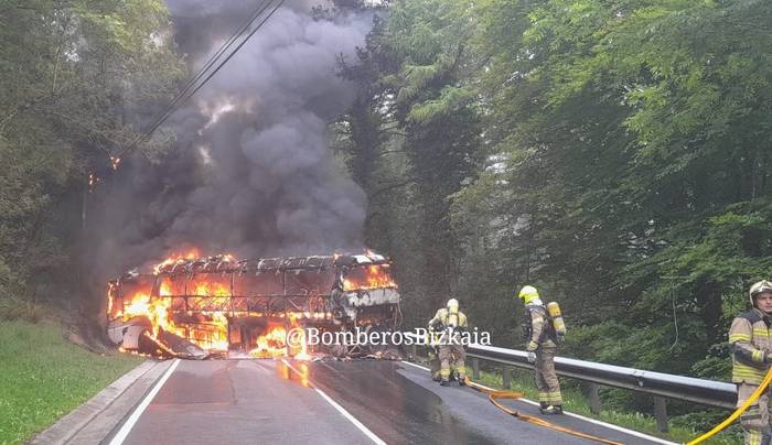 Urkiolako mendatea itxita, autobus batek su hartu duela eta