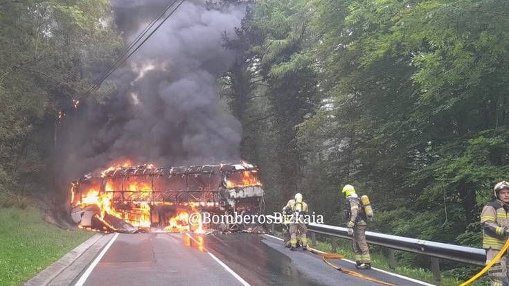 Urkiolako mendatea itxita, autobus batek su hartu duela eta