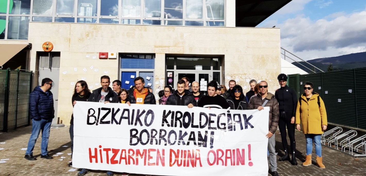 Abadiñoko kiroldegiko langileek Traña-Matienan egingo duten elkarretaratzean parte hartzeko deia egin diete herritarrei
