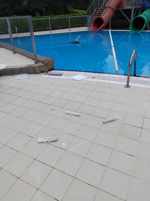 Elorrioko Udalak gaitzetsi egin ditu udal igerilekuetan gauez gertatutako kalteak