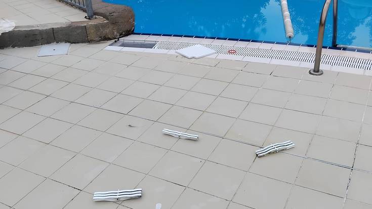 Elorrioko Udalak gaitzetsi egin ditu udal igerilekuetan gauez gertatutako kalteak