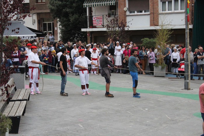 Jai Batzordeko kideek txupinazoa jaurtita hasi dituzte sanpedroak Atxondon - 10