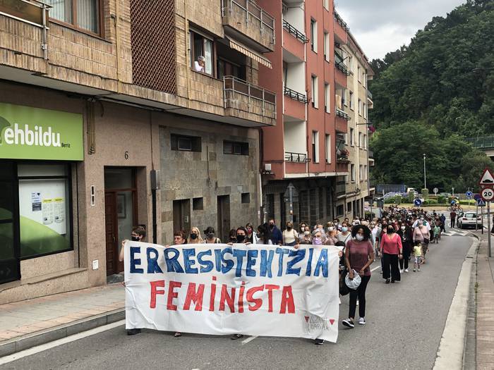 Emakume batek jasandako eraso matxista salatzeko kontzentrazioa deitu dute Berrizen