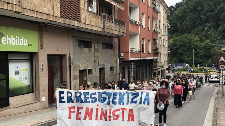 Emakume batek jasandako eraso matxista salatzeko kontzentrazioa deitu dute Berrizen