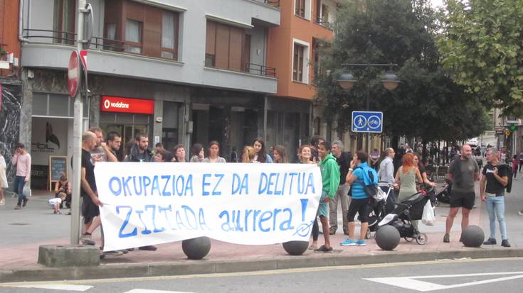 Gaur epaituko dituzten lau zornotzarren alde elkarretaratzea egin dute
