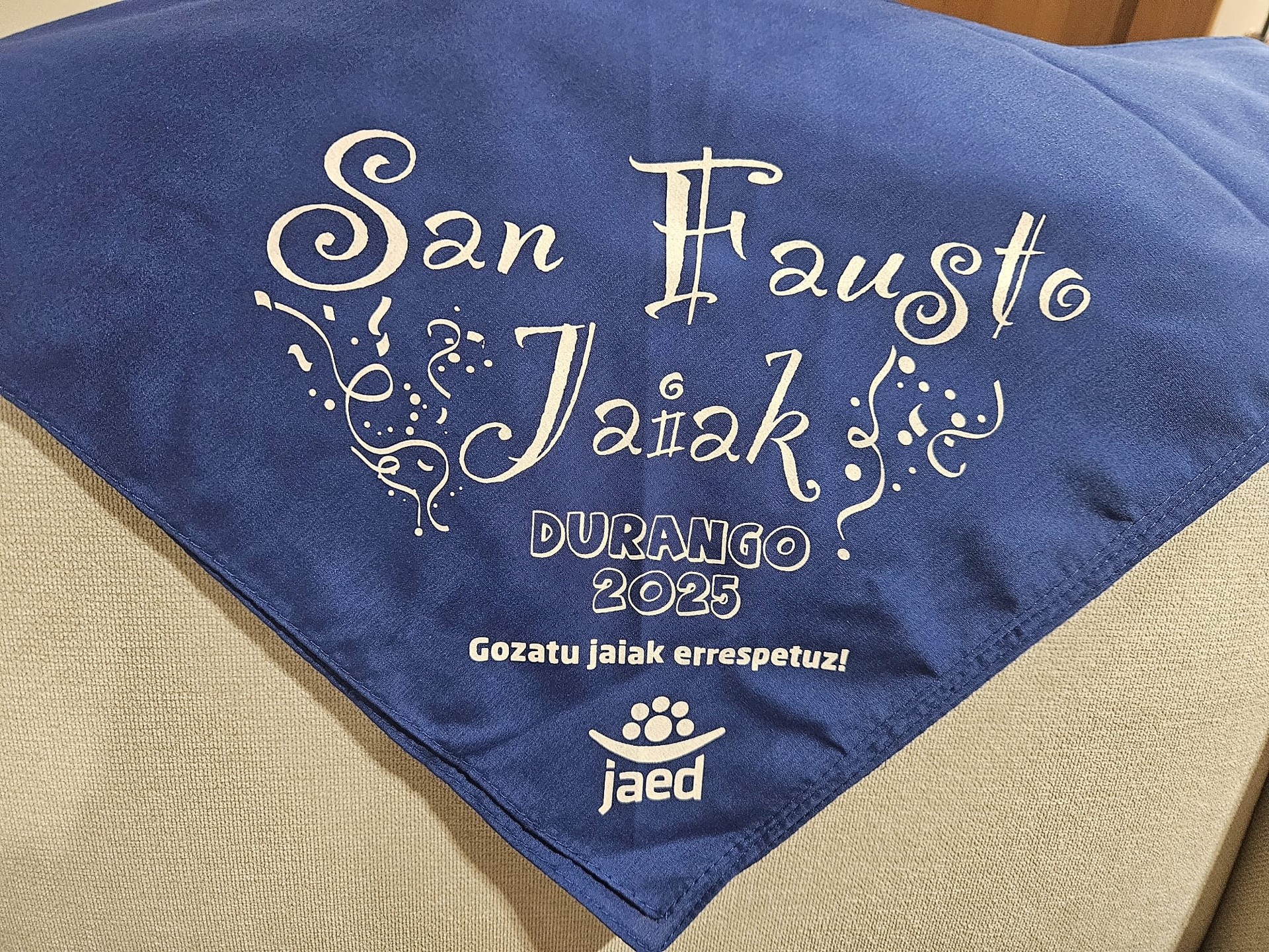JAEDen sanfaustoetako zapi solidarioak, salgai