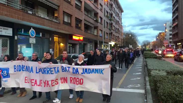 [BIDEOA] 'Bidesaria lapurreta bat da’ lelopean 400 bat lagun manifestatu dira Durangaldean