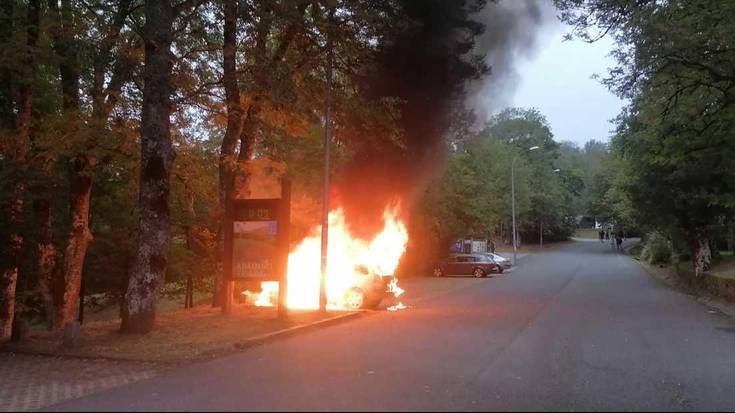 Auto batek su hartu du Urkiolan