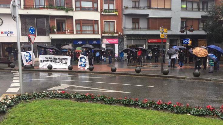 [ARGAZKI GALERIA] Dozenaka lagunek parte hartu dute Zelaia eta Barbado gazteen aldeko elkarretaratzeetan