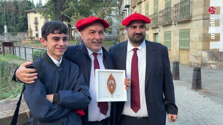 [BIDEOA]: Jon Gaminde gaiteroa omendu dute Zezenak Dira 40 urtez girotzeagatik