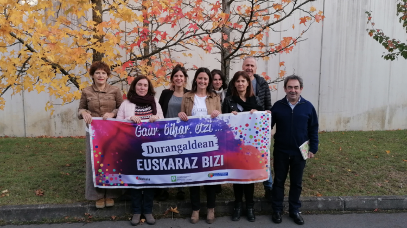 Euskara 365 egunez erabiltzera bultzatuko duen "ikur bateratua" eskegiko dute Durangaldeko hainbat udaletxetan