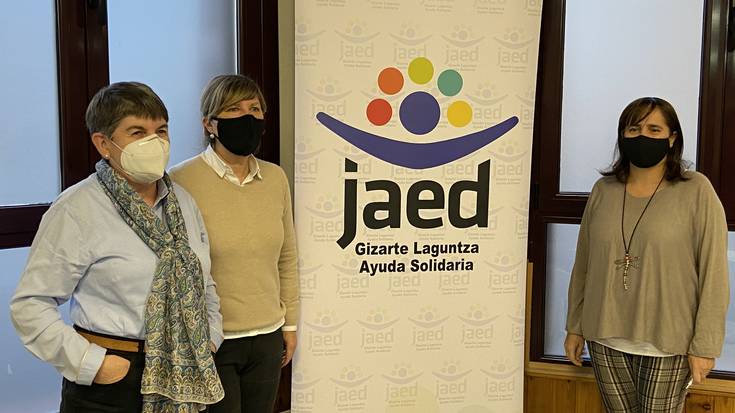 “Herritarrei dei egiten diegu JAEDen standera etorri eta zozketa-txartelak erostera”