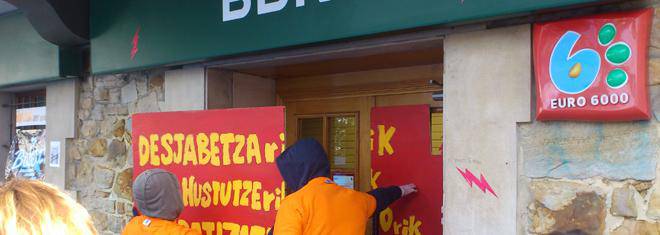 Kutxabank-eko bulegoan ekintza, pribatizazioaren eta etxegabetzeen kontra