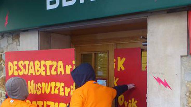 Kutxabank-eko bulegoan ekintza, pribatizazioaren eta etxegabetzeen kontra