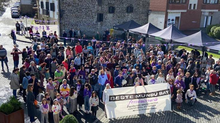 [ARGAZKI GALERIA] Borroka feministaren aldeko aldarriak ozen entzun dira Durangaldean