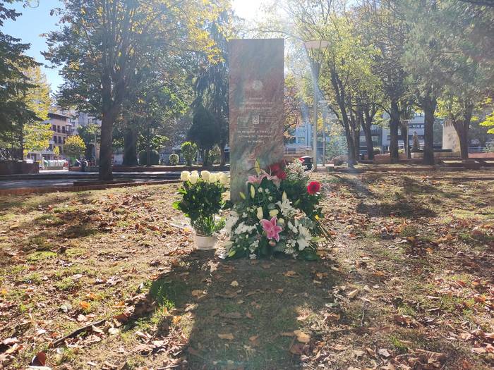 "Biktima guztiak omentzeko" ekitaldi instituzionala egingo dute Ezkurdiko monolitoan