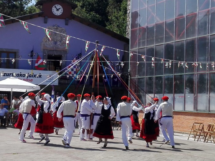 Mendi Gain dantza taldeak 50. urteurrena ospatu du - 2