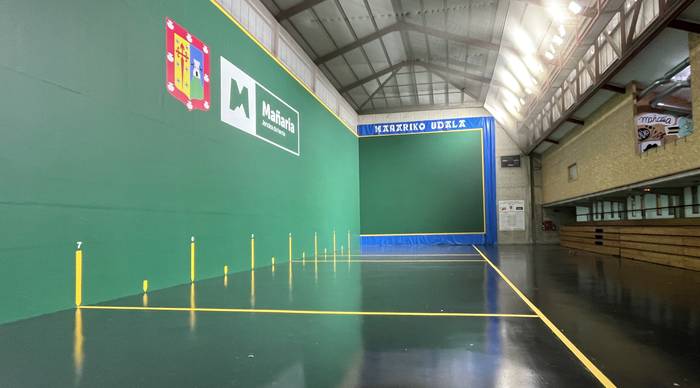 Mañariko frontoia berriro margotu eta harmailak konpondu ditu udalak