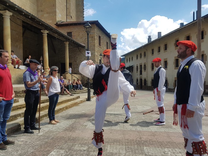 Berrizko dantzariek Jon Barcena gogoan izan dute - 2