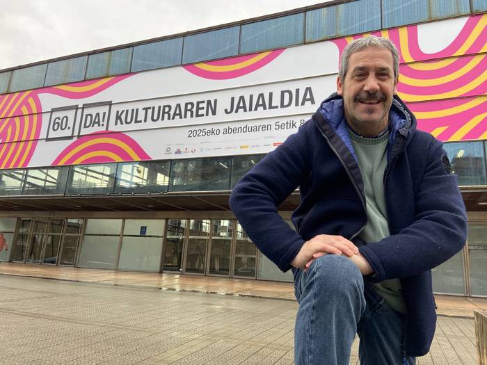 [BIDEOA]:  "Biniloen frikia naizenez, Azokan diskoak ikustea gozamena da"