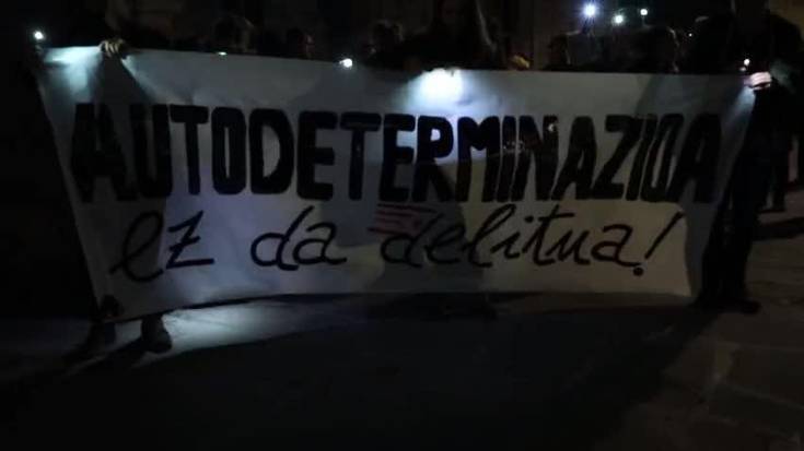 [BIDEOA]: Kataluniarekiko elkartasunez martxa argitsua egin dute Durangon
