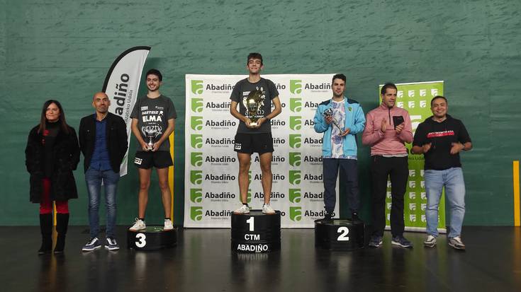 Abadiño mahai tenis taldeko jokalariak bikain aritu dira Euskadiko txapelketan