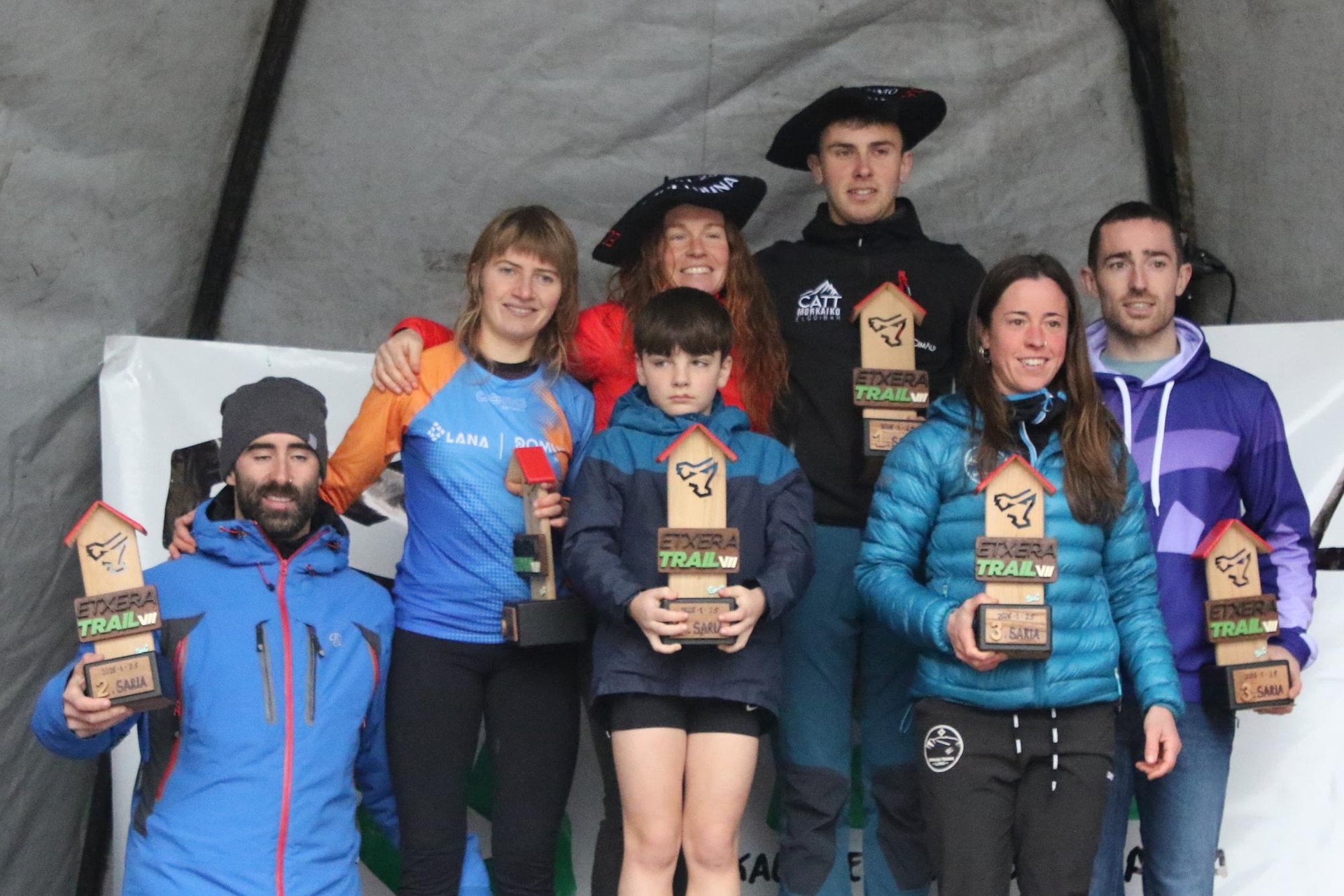 Oihana Azkorbebeitia txapeldun eta Iñigo Pradera txapeldunorde Etxera Trail mendi lasterketan