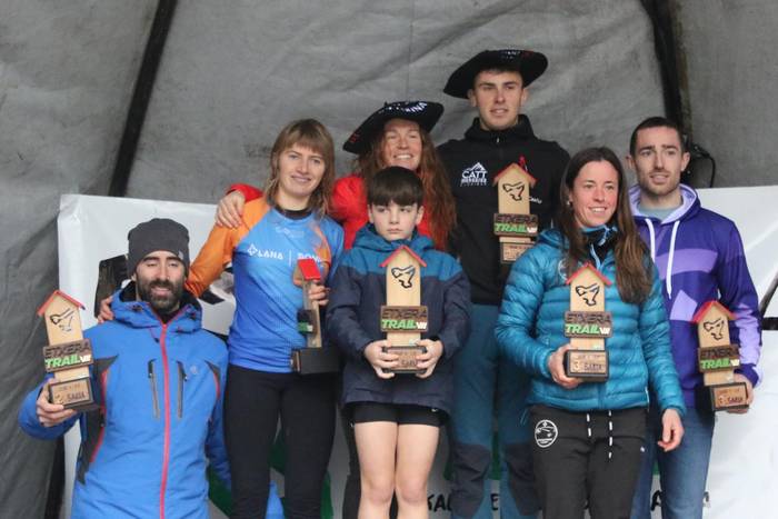 Oihana Azkorbebeitia txapeldun eta Iñigo Pradera txapeldunorde Etxera Trail mendi lasterketan