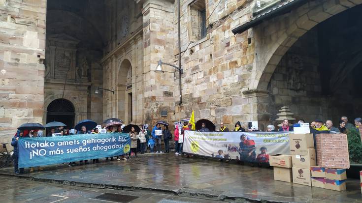 Nazioarteko inmigrazio politikak eta estatuen harresiak salatu dituzte Durangon